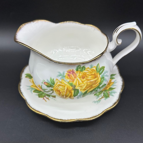 Royal Albert Tea Rose Gravy Boat Saucer Set Bone China England - Picture 2 of 4